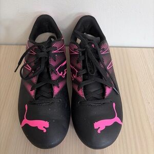 Puma Black and Pink girls  Soccer Cleats with Puma Logo size 4